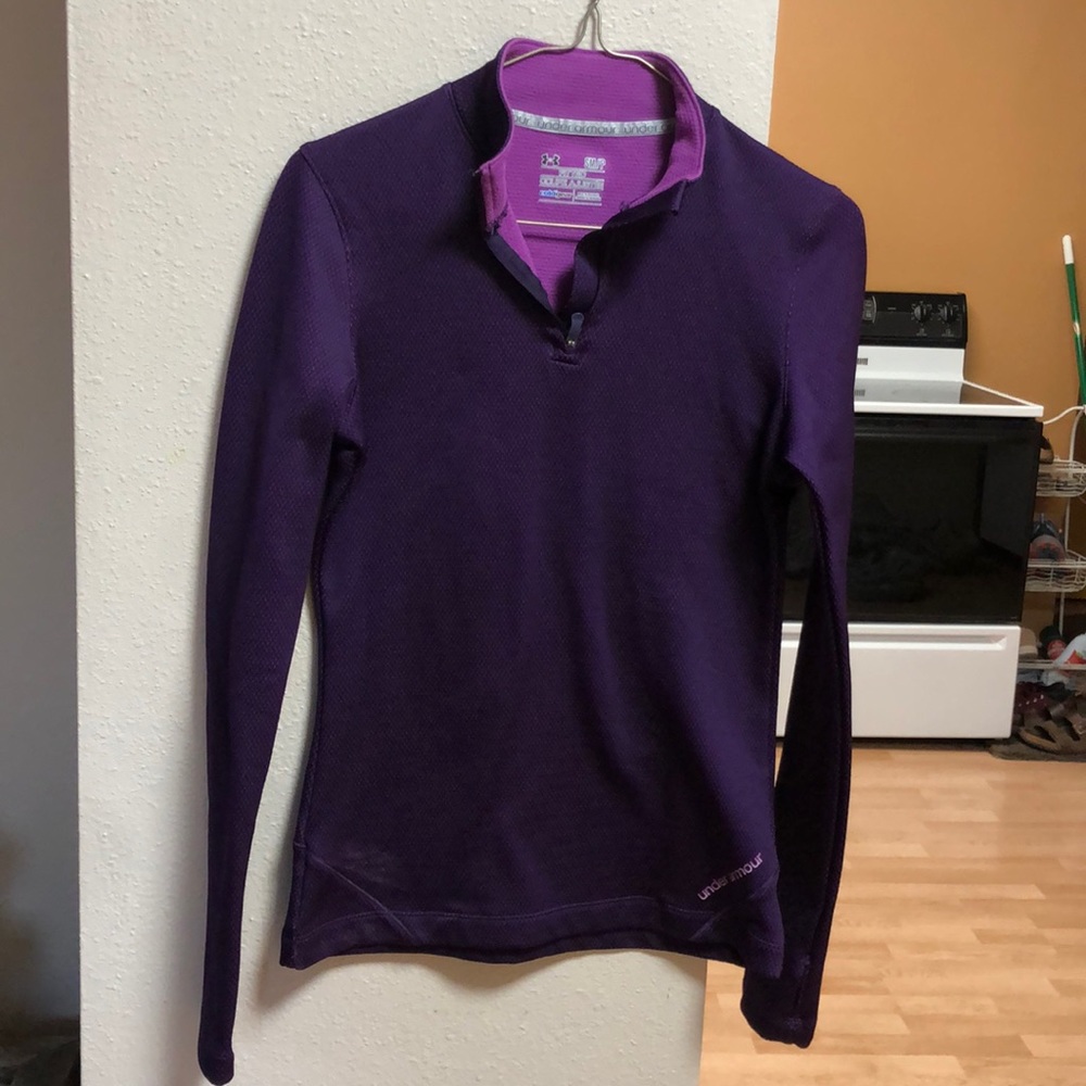 Under Armour Ladies Sm pullover, thumbholes.